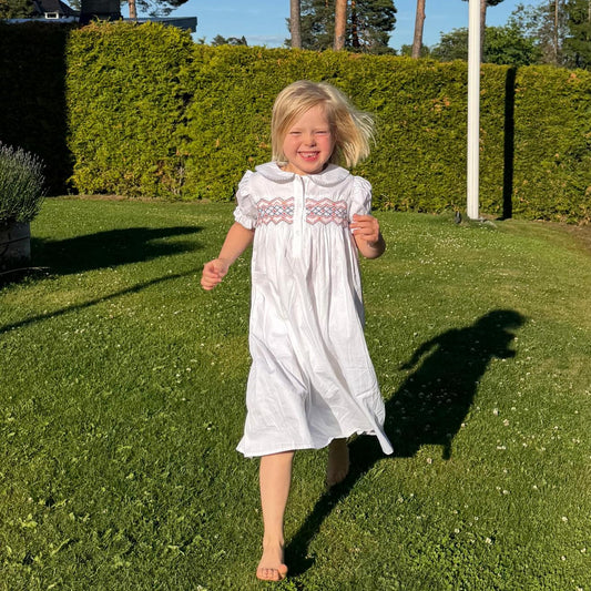 Maddis nattkjole med vaffelsøm